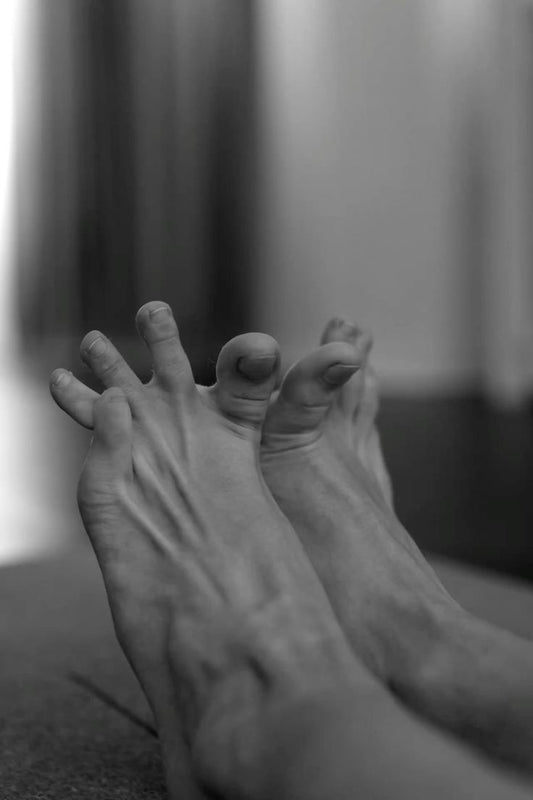 Loss of sensation in the tips of the toes
