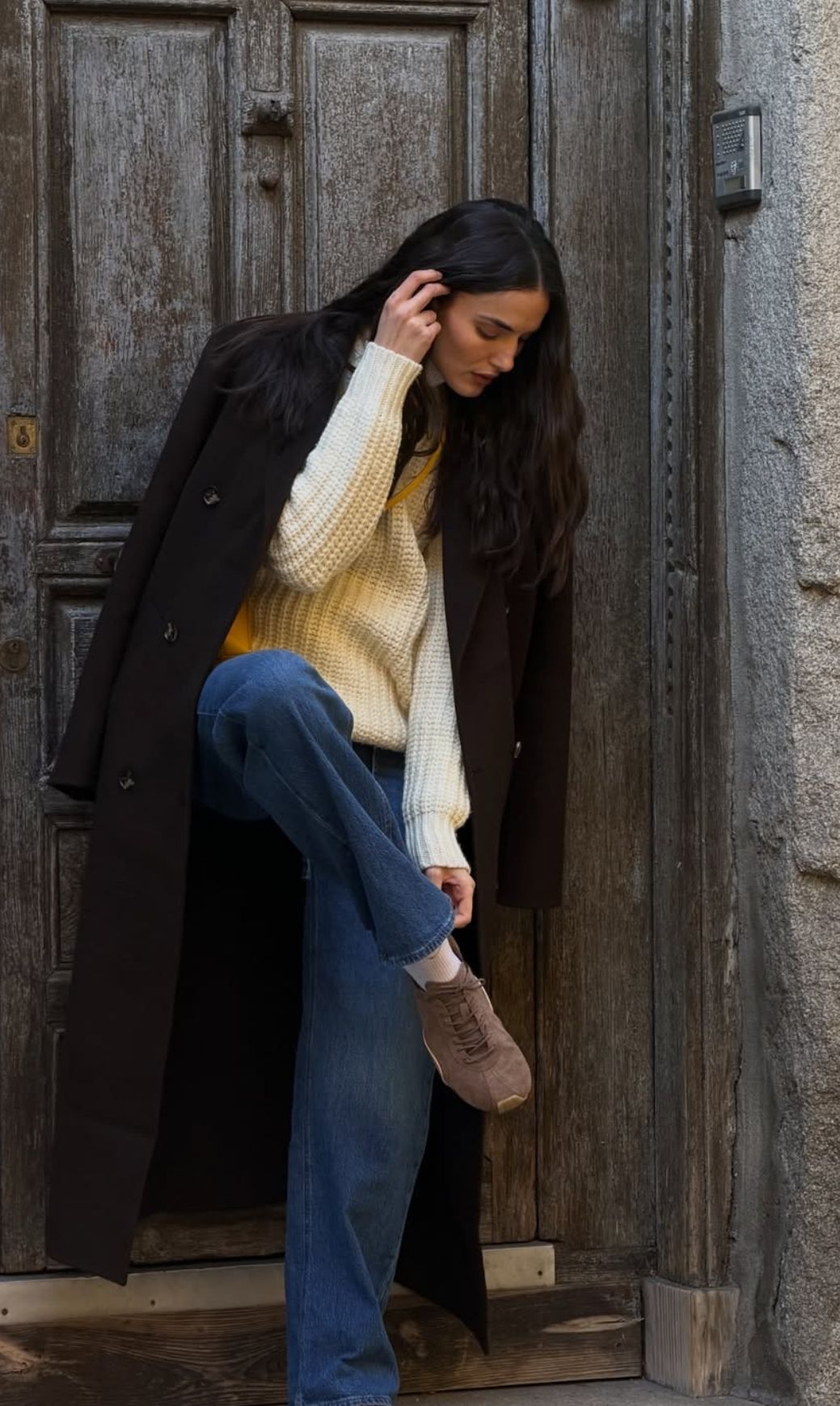 Zen_barefoot_wood_blanca